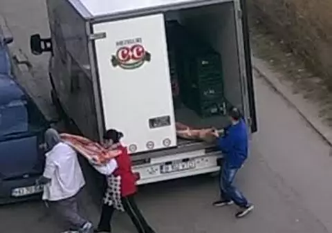 REVOLTĂTOR! Uite cum se transportă carnea primită la un magazin din Hunedoara! 