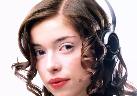 Uluitor! Ce efect dezastruos au căștile asupra tenului tău