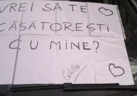 O femeie din Cluj și-a cerut iubitul în căsătorie într-un mod romantic! Nu se aștepta la răspunsul primit | FOTO   