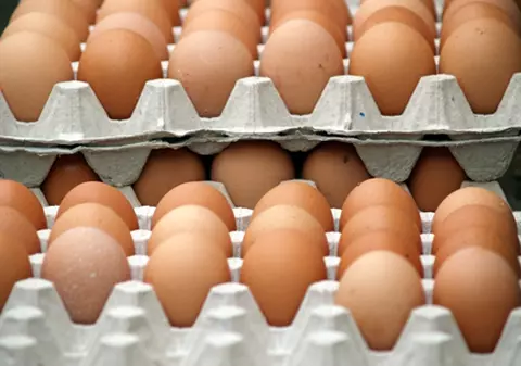 Ce se întâmplă cu preţul la OUĂ înainte de Paşte? La producători scade în continuare, dar în magazine VEŢI AVEA O SURPRIZĂ