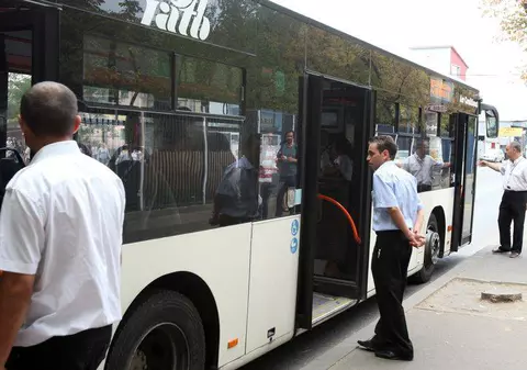 Te-au prins fără bilet? Uite ce NU au voie să-ţi facă controlorii RATB şi ce drepturi ai când încerci să trişezi!