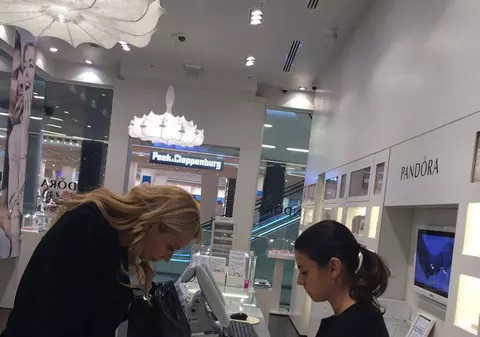 Ce face Daciana Sârbu când Victor se ocupă de problemele țării? | FOTO