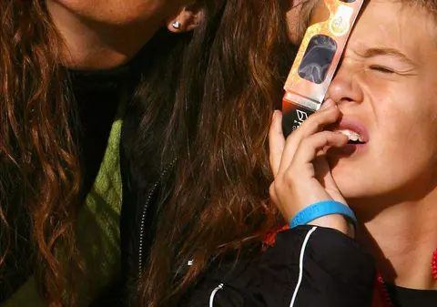 ECLIPSA L-A BĂGAT ÎN SPITAL! Ce a pățit un tânăr din cauza eclipsei de soare e avertisment pentru noi toți