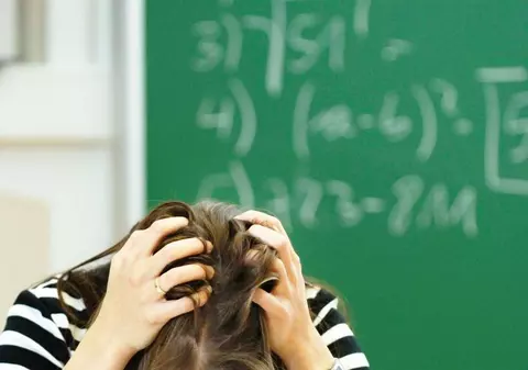 Terorizați de un coleg de liceu. Îi amenință și le cere taxă de protecție