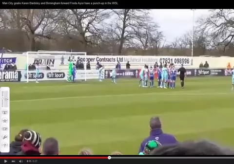 Și fotbalistele se BAT pe teren! Schimb dur de lovituri la un meci de fete