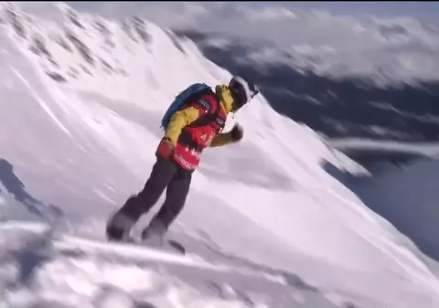 Probă de curaj: S-au dat cu plăcile de snowboard pe munții înzăpeziți din Alaska / VIDEO