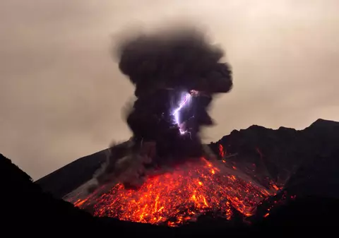 Fulgere provocate de o erupție vulcanică 