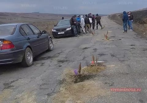METODĂ INEDITĂ de protest faţă de gropile de la ZĂPODENI  
