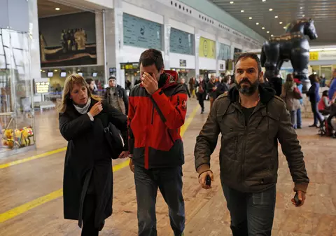 LACRIMI, DURERE, SUFERINȚĂ! Imagini înduioșătoare cu rudele victimelor accidentului aviatic din Franța