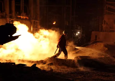 Panică la Bacău! Incendiu puternic la o fabrică de lângă oraş