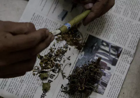 Traficanții nu se lasă ușor. În cutii, tutun de narghilea, în acte săruri de baie