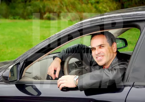 Ţi-ai uitat cheile închise în maşină? Iată cum deschizi uşa cu telefonul mobil! 