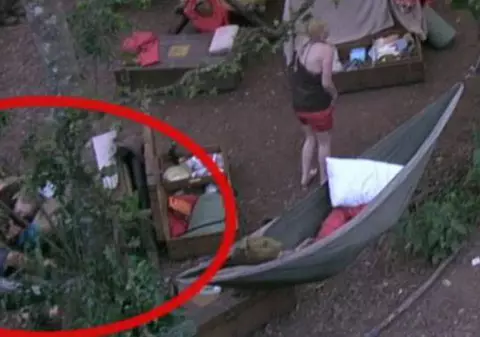 DEZVĂLUIRI din JUNGLĂ. Cum s-a SĂRUTAT Mihai TRĂISTARIU cu GINA PISTOL, la ”Sunt celebru, scoate-mă de aici”