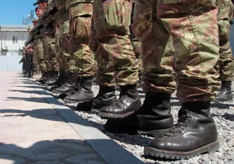 Câteva zeci de militari care și-au luat concediu paternal, obligați să restituie banii. Ce spune MApN despre această situație