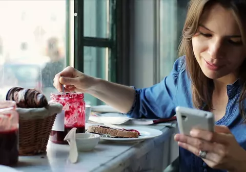 PERICOL ASCUNS. Telefonul mobil poate provoca ACNEE ȘI RIDURI 