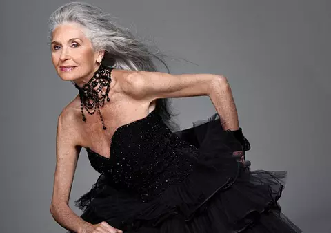 RECORD Cum arată CEL MAI ÎN VÂRSTĂ FOTOMODEL DIN LUME