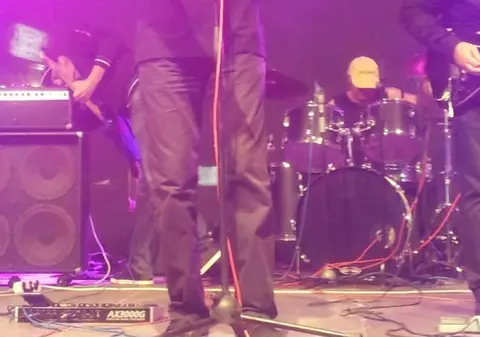 Un cunoscut solist rock se retrage după 20 de ani de cântat!