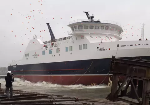 Veteran, feribotul lansat în premieră la Galaţi s-a înclinat periculos la intrarea în apă