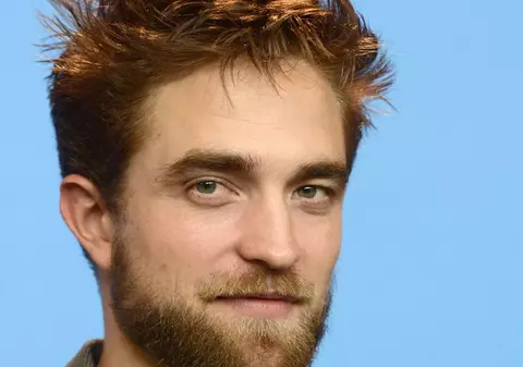 Vampirul familist! Robert Pattinson s-a logodit