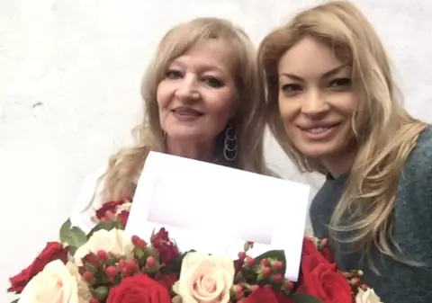 Cadou prețios de la Valentina Pelinel pentru mama ei