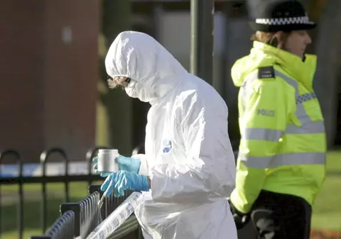 Nu a putut suporta durerea! Un actor britanic s-a sinucis la câteva ore după ce a aflat că tatăl lui a murit