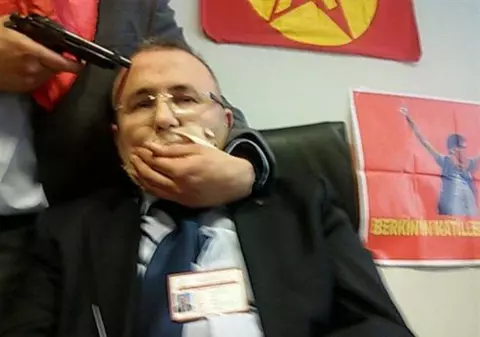 UPDATE | Imagini de groază! Procuror turc, luat ostatic într-o instanță din ISTANBUL