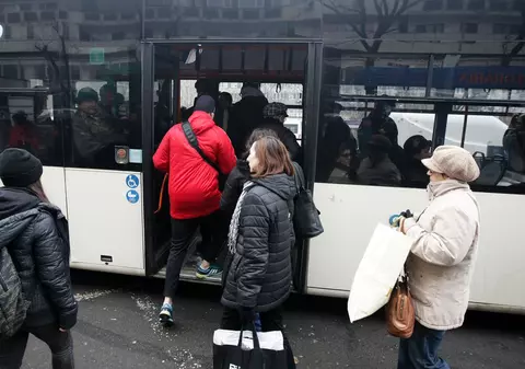 Un șofer RATB a închis ușa unei călătoare, deși copilul acesteia APUCASE să se suie