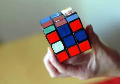 A rezolvat CINCI cuburi Rubik într-un minut și 23 de secunde. Cu o singură mână | VIDEO