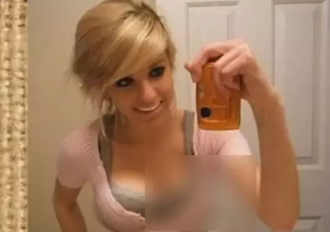 Sânul care te intrigă! Ce poză și-a postat o blondă pe internet