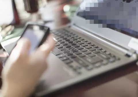 A hărțuit o adolescentă să-i trimită bani și coduri de cartele reîncărcabile. Individul din Sibiu a ajuns după gratii