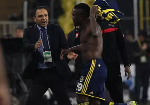 Scandări rasiste în Turcia! Huiduit de tot stadionul, Emenike a fost forțat să joace / VIDEO