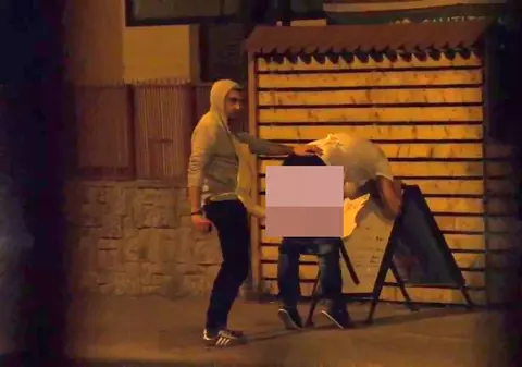 Ce le-a trecut prin cap! Doi sibieni mimează o partidă de sex în plină stradă | VIDEO 18+