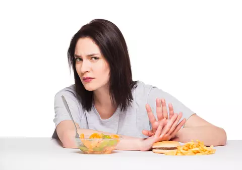 Femeia care nu a mai mâncat nimic, de 7 ani! O boală banală, pe care o avem cu toții, i-a provocat asta