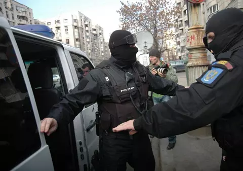 Petrecere la mall cu trupe speciale, arme automate și câini polițiști 