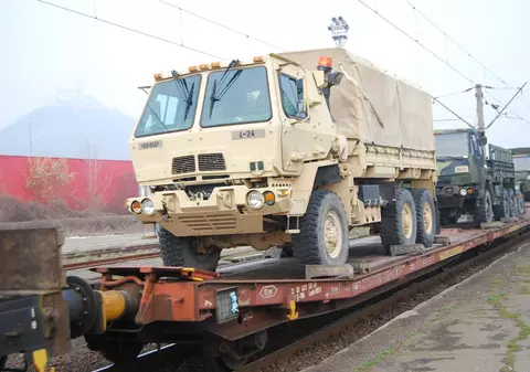Exclusiv | Se pregăteşte ceva? Mai multe tancuri militare şi maşini de război au tranzitat gara din Deva! 