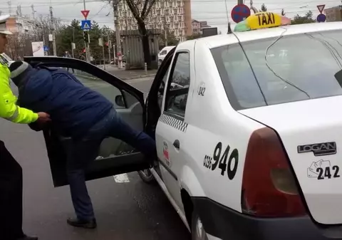 Se plimba beat cu maşina prin oraş