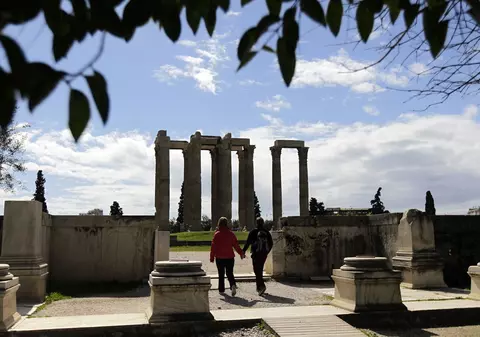 Doi turişti germani au plătit partea ce le revine din datoria de război a Germaniei faţă de Grecia