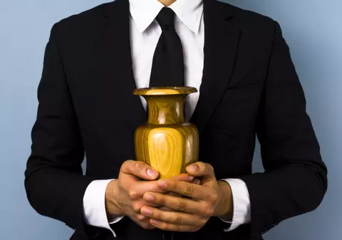 CE NEBUNI! Motivul pentru care 3 adolescenți au gustat cenușa unui bărbat incinerat