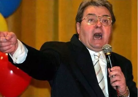 Lovitură de grație pentru Vadim Tudor! A pierdut tot!