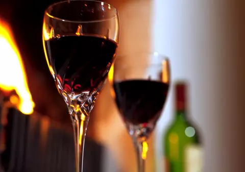 Încă un mit demontat! Vinul, secretul unui chip frumos. Explicația specialiștilor