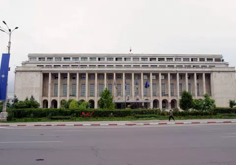 Veştile lui aprilie: una rece, două calde