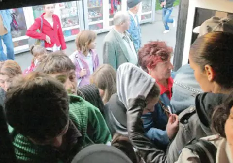 Bancul zilei. O tânără cu fustă mini urcă cu tupeu în autobuz