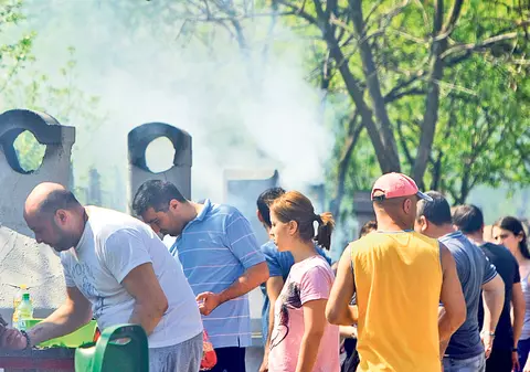 Puhoi de lume la grătare! În Bucureşti, micii nu prea au avut trecere, ci mai mult carnea de pui