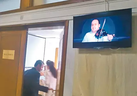 Guță cântă în Parlament