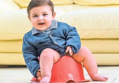 La doar 6 luni merge singur şi îşi face nevoile la oliţă