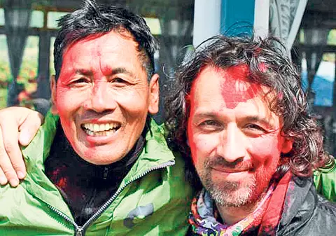 Vrea să reclădească satul lui Lama! Un scriitor român a trăit cutremurul din Nepal, iar acum încearcă să ajute