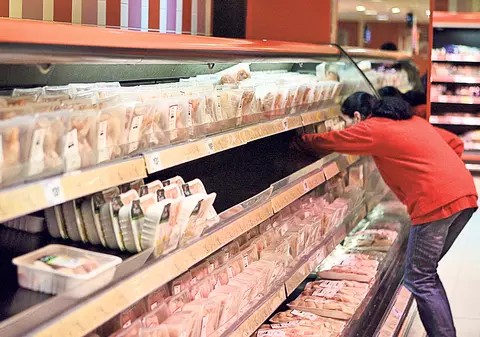 Război între producători și lanțurile comerciale! Prețuri umflate înaintea reducerii TVA la alimente