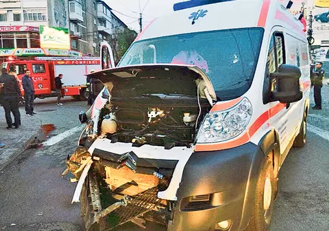 Loviți de ambulanță după ce au plecat de la spital