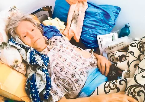 De doi ani nu s-a mișcat din pat! La 66 de ani, o femeie din Bacău e «prizonieră» într-un cămin de bătrâni