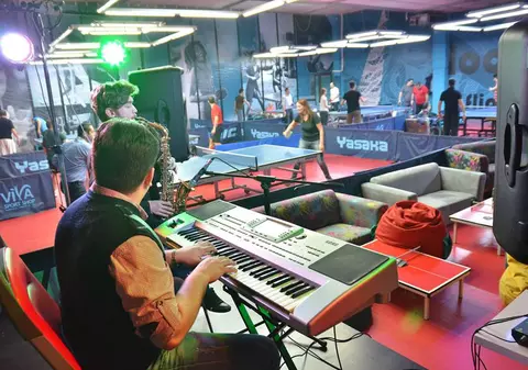 Ping pong-ul pe ritmuri de jazz a ajuns şi în România. Află unde întâlneşti această atmosferă / FOTO&VIDEO